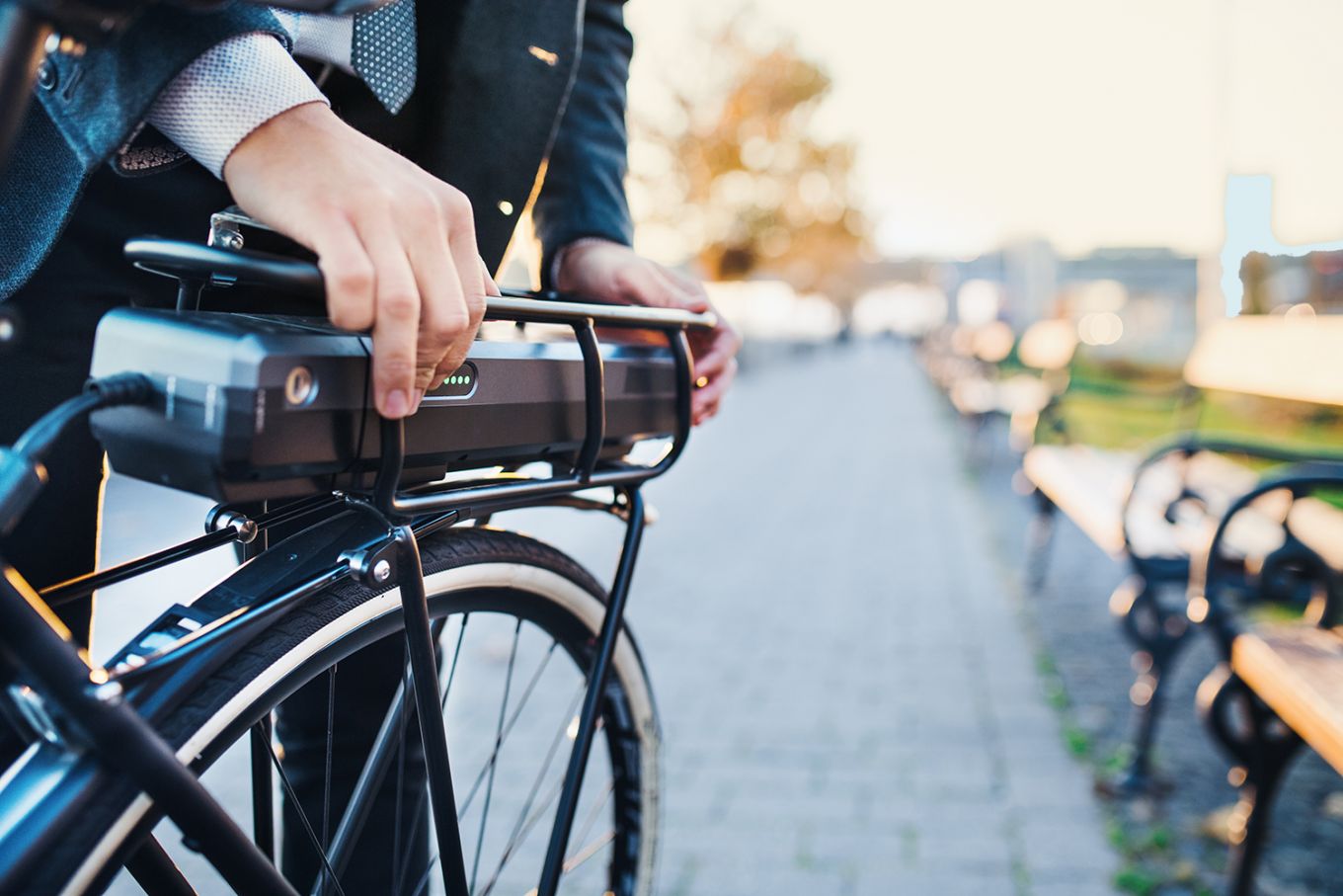 Arabische Sarabo Bedoel temperen Erop uit met de elektrische fiets? Voorkom brand en laad de accu verstandig  op