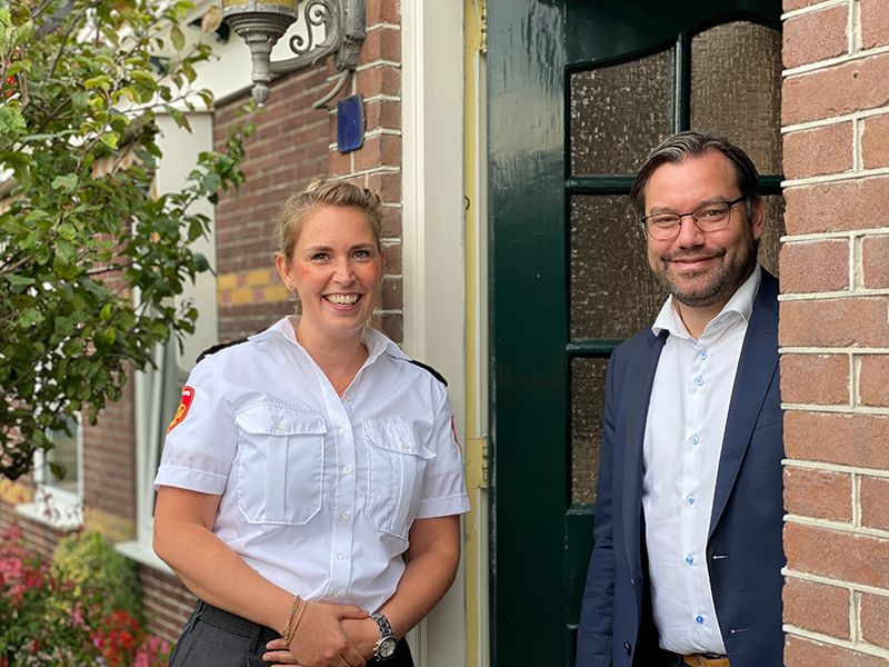 Foto burgemeester Michiel Pijl en Maartje Verkerk; plaatsvervangend teamcommandant brandweerzorg West-Friesland