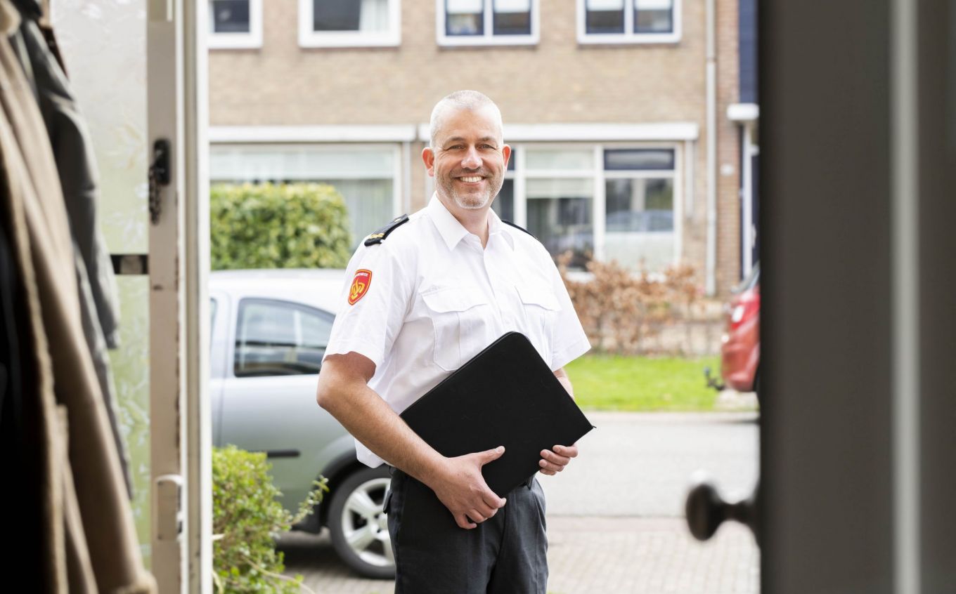 Brandweerman staat voor de deur