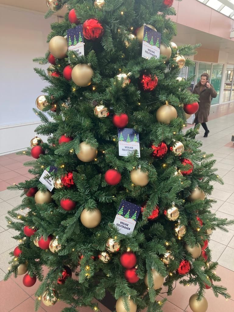 kerstboom kerstballen veilige feestdagen brandweer