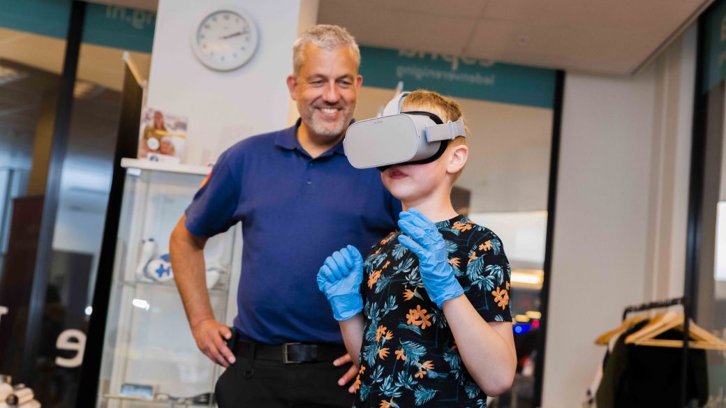 Jonge bezoeker kijkt door virtual reality bril