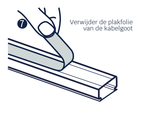 Illustratie van een hand die folie van een plaklaag onder de kabelgoot afhaalt
