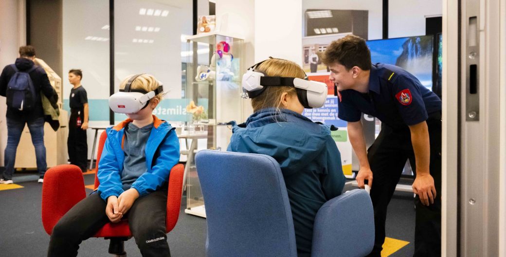 Bezoekers met een virtual reality bril