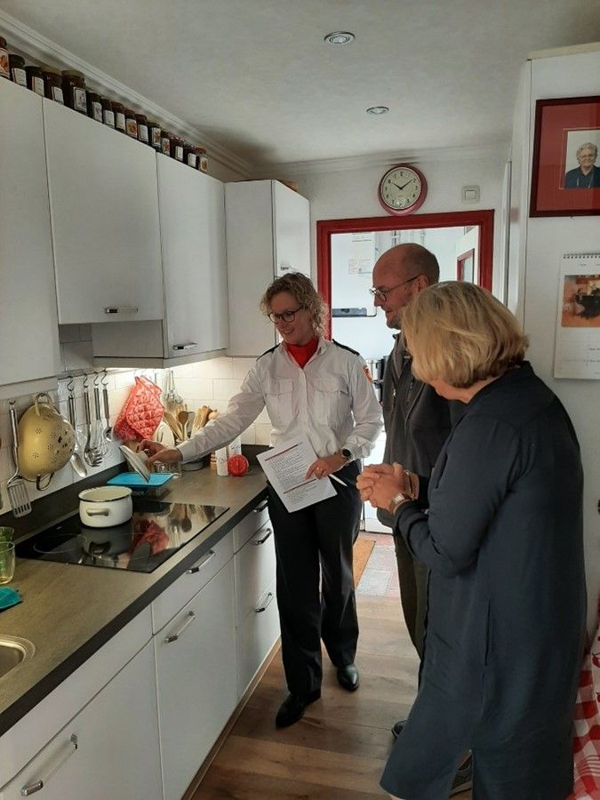 Burgemeester Bonsen-Lemmers en brandweer doen samen woningcheck in Koggenland
